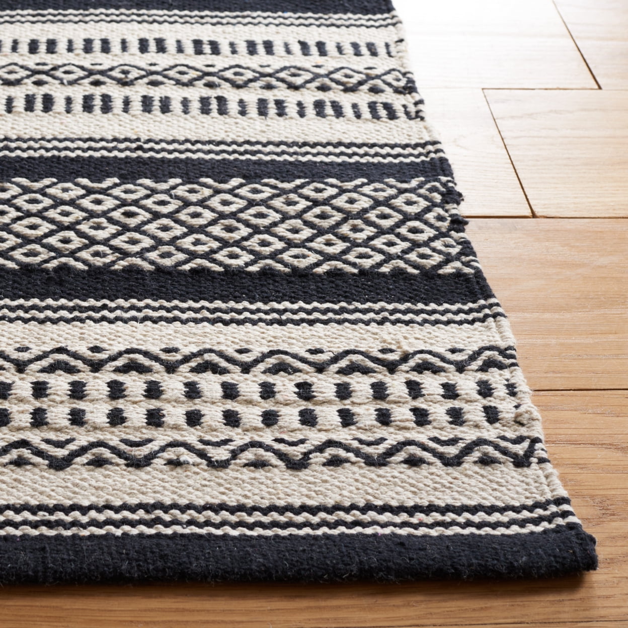 SAFAVIEH Montauk Elizabeth Striped Cotton Area Rug, Black/Ivory, 3' x 5'