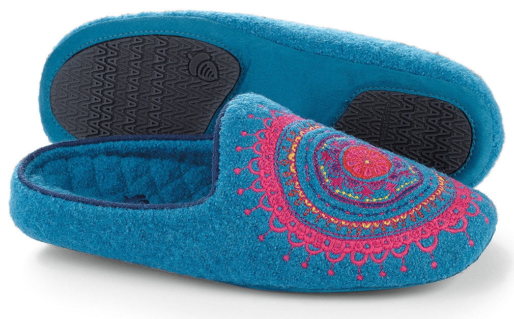 Acorn store scuff slippers