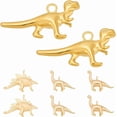 thumbnail image 1 of Juego de 8 colgantes de dinosaurios chapados en oro de 18 quilates, en latón, con diseños de Tiranosaurio Rex, Estegosaurio, Velociraptor y Braquiosaurio., 1 of 5