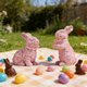thumbnail image 5 of Conjunto de Esculturas de Conejitos, Pequeños Conejos Florales, Adornos Decorativos de Resina para San Valentín y Pascua., 5 of 6