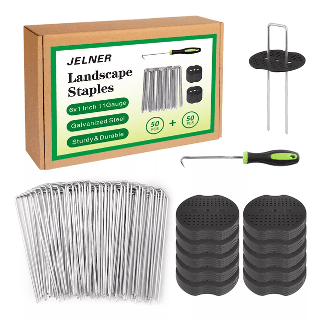 50 estacas y grapas para jardín y 50 juntas para césped de 1 negro/plata Composición frontal con estacas en U galvanizadas plateadas apiladas a la izquierda, 50 arandelas de fijación negras apiladas a la derecha, caja de cartón con etiqueta verde al fondo y gancho palanca con mango negro y verde en primer plano; ideal para fijación de césped y tela.