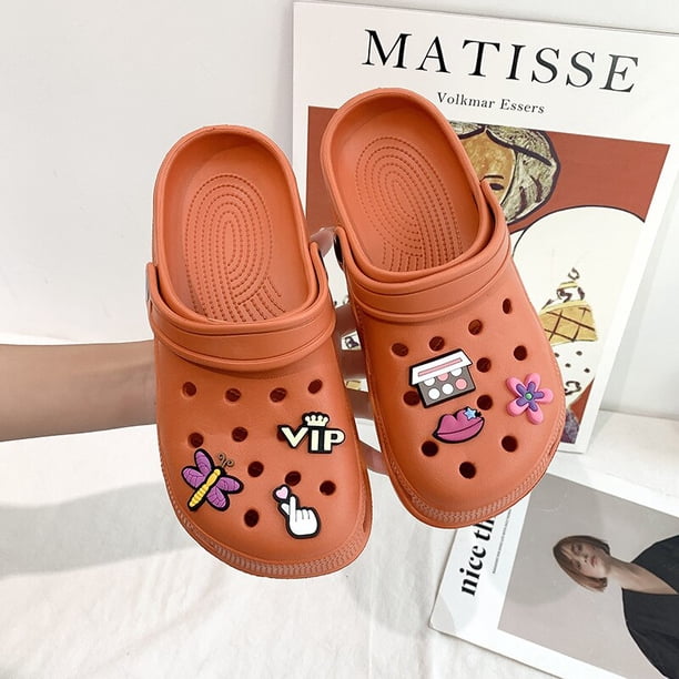 Zuecos bonitos de dibujos animados para hombre y mujer, sandalias con agujeros a la moda, zapatillas de suela gruesa, ropa exterior, paquete de verano, novedad de 2023 Qiuyongming unisex