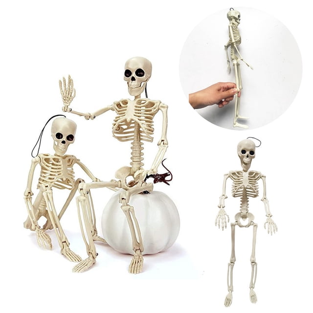 fiudx colgante de esqueleto de halloween, calavera de plástico plegable 40 x 10 cm; esqueleto blanco articulado de pie y sentado, costillas y extremidades móviles, gancho en la cabeza para colgar, textura plástica lisa sobre fondo blanco, muestra mano sosteniendo y figuras usadas sobre una calabaza blanca, reutilizable para uso anual.