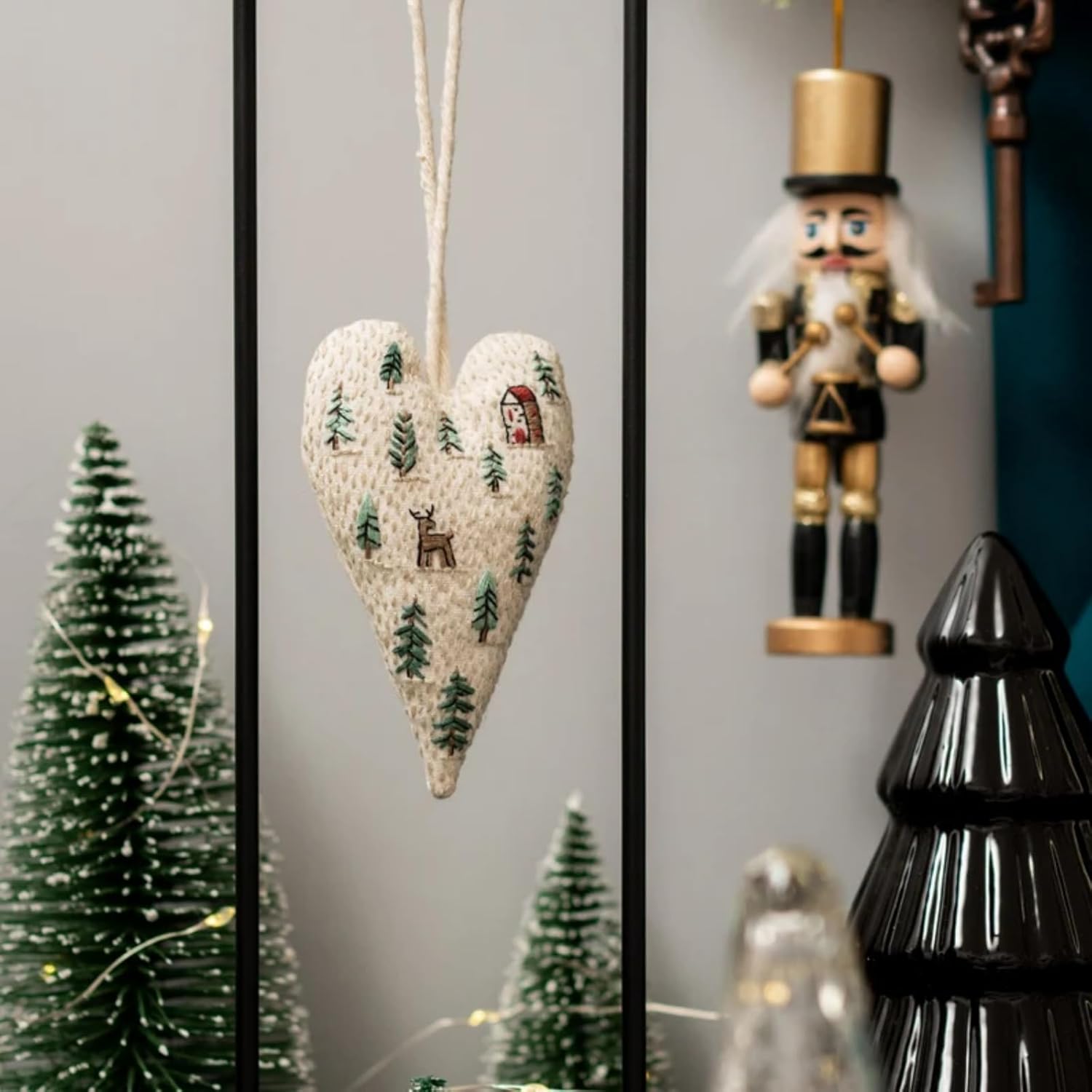 DIY Heart Embroidery Christmas Decoration,Hand Embroidery Christmas Ornaments Kits,DIY Heart Cross Stitch Kits with Needles and Thread,Christmas Patterns Heart Embroidery Kit for Beginners (8*PCS)