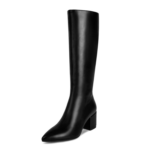 botas hasta la rodilla wetkiss de piel negra para mujer con tacón de 6,5 cm — vista frontal 3/4; bota negra hasta la rodilla de piel lisa, caña ajustada, puntera puntiaguda y tacón cuadrado de 6,5 cm (2.6 in); suela oscura sobre fondo blanco, apta para citas y eventos y frecuentemente usada también para estilizar conjuntos de oficina.