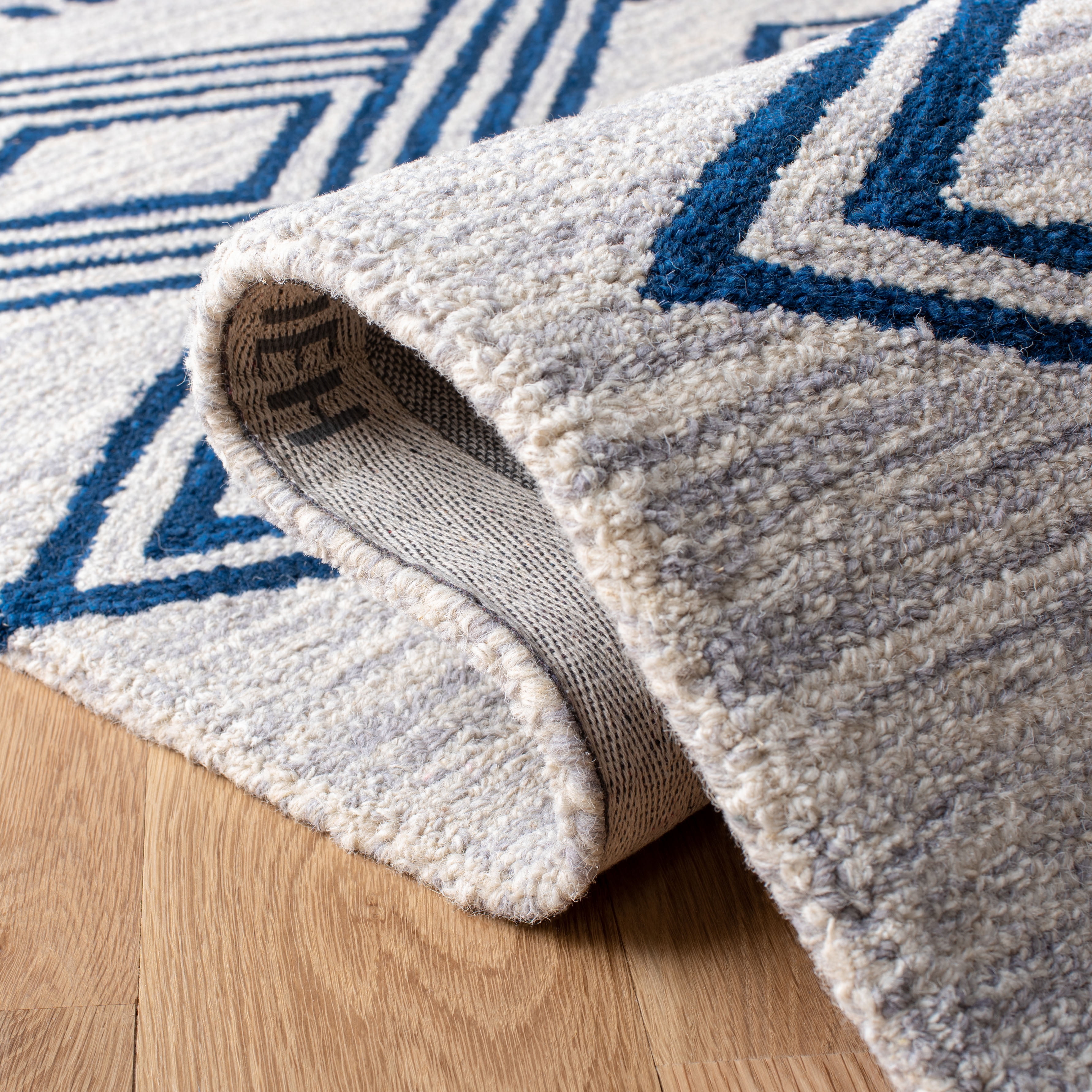 SAFAVIEH Micro-Loop Glenda Geometric Aztec Wool Area Rug, Ivory/Navy, 6' x 9'