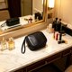 thumbnail image 4 of Bolsa Compacta de Cuero para Guardar Compresas Sanitarias – Neceser de Viaje con Asa, Organizador de Maquillaje para Mujeres, Práctica Cartera de Mano para El Bolso, para El Día a Día o para Una Noch, 4 of 7