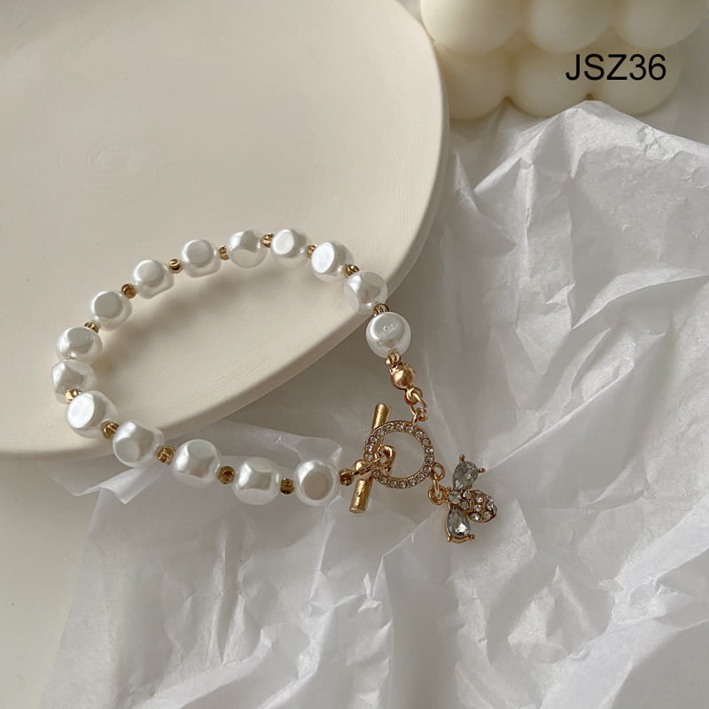 Amazon.com: ASCOMY Dainty Pearl Bracelets for Women 14K Gold Plated Handmade  Pearl Bracelet Freshwater Pearls Jewelry Gifts for Women: Clothing, Shoes &  Jewelry