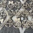thumbnail image 2 of Diferentes nombres personalizados, decoraciones navideñas con forma de copo de nieve para el hogar, tarjeta de lugar con nombre grabada con láser, decoración navideña, 2 of 5