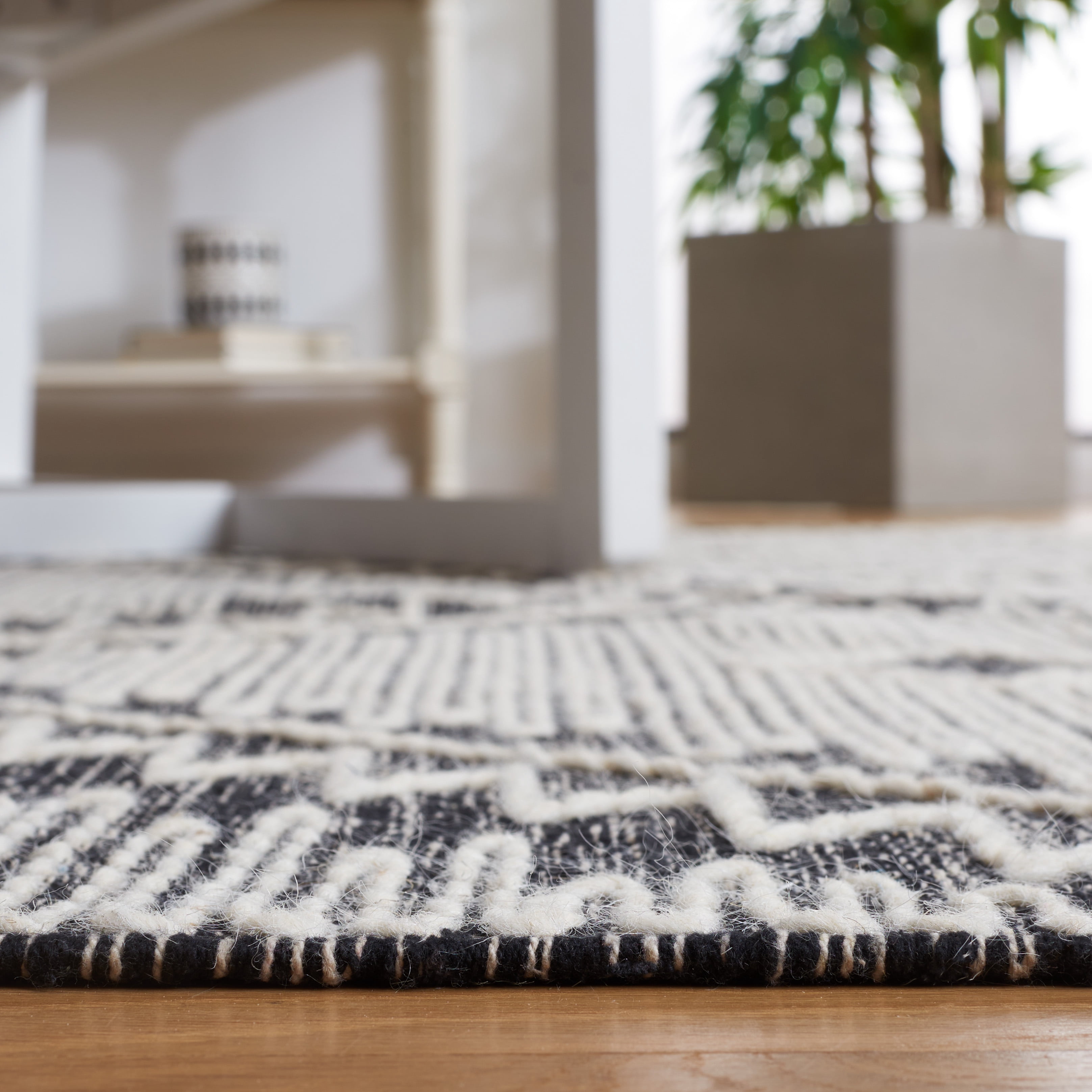 SAFAVIEH Kilim Randa Diamond Wool Area Rug, Ivory/Black, 5' x 8'