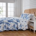 thumbnail image 2 of Great Bay Home Ensemble 2 Pcs pour Lit Simple Réversible, Couette Légère avec 1 Taie Décorative / Toutes Saisons, Moderne, Couvre-Lits à Fleurs / Ensembles de Courtepointes Florales Bleues / Collection de Courtepointes Jacqueline, 2 of 2