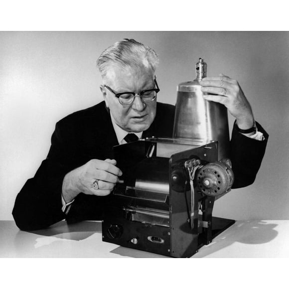 Chester Carlson 1906-1968 avec le Premier Modèle de Son Invention de 1938 Qui A Évolué sur 20 Ans dans le Copieur Xérox. Ca 1960. (bsloc201018180) histoire (24 x 18)