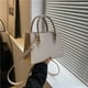 thumbnail image 4 of Bolso de hombro para mujer | Bolso de cuero PU de moda Negro Blanco Caqui Marrón | Bolso casual bandolera 22,5x16x9,5cm | Accesorio versátil y moderno para el día, 4 of 7