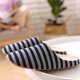 thumbnail image 1 of Zapatillas cómodas para el hogar con suela antideslizante y diseño a rayas en azul marino, ideales para hombres y mujeres en temporada de primavera-verano., 1 of 6