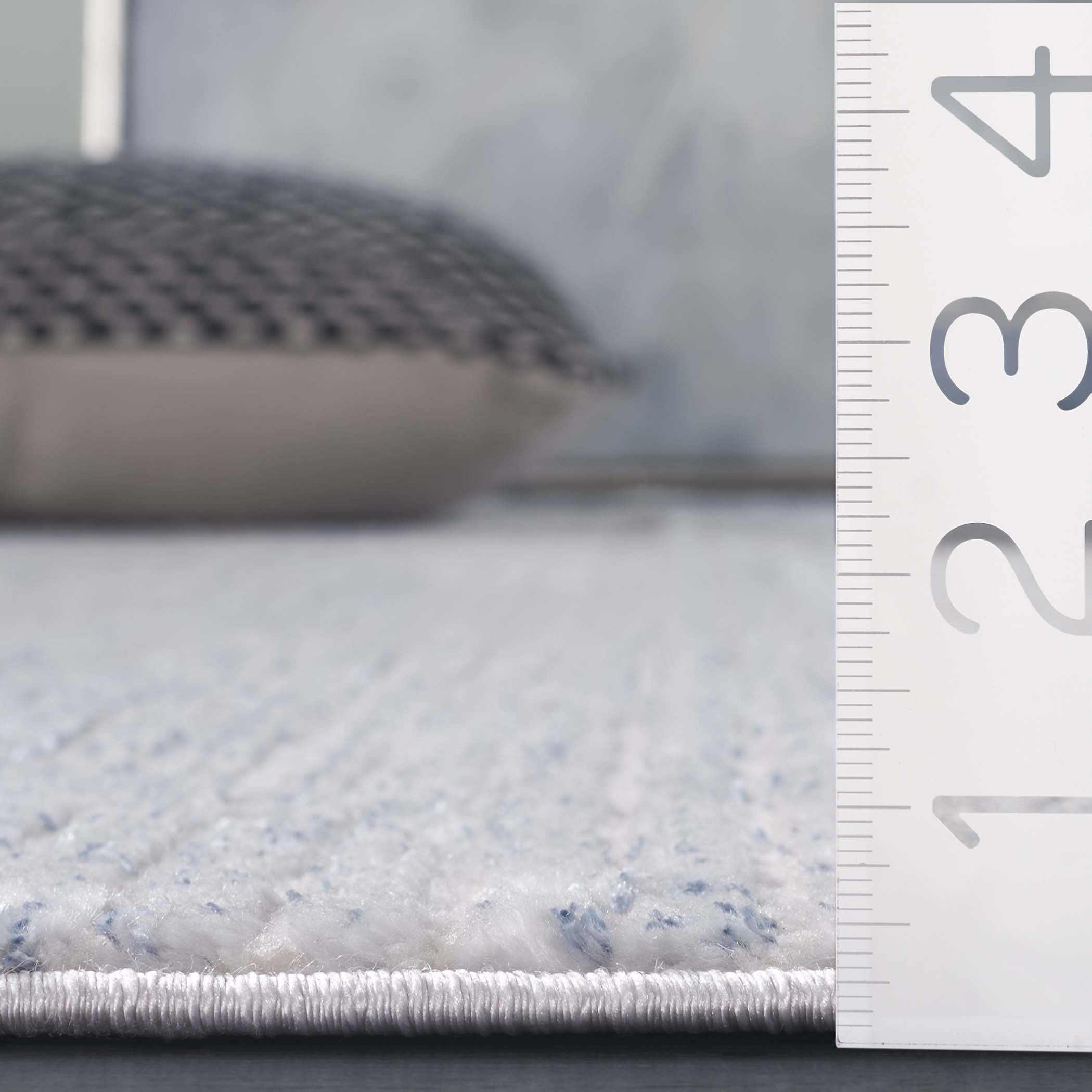 SAFAVIEH Whisper Zoe Solid Area Rug, Blue/Grey, 5'3" x 7'6"