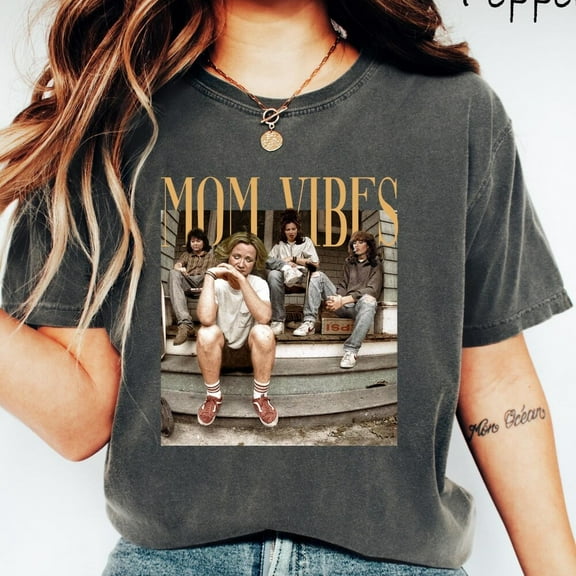 DOPASHIRT 90S Mom Vibes Shirt, Funny Retro Mom Tee, Trendy Mothers Day Shirt, Cool Mom Life T-Shirt, Vintage Mom Graphic Tee, Mom Gift Unisex S-5XL Hot Trending Shirt, Vintage Birthday Gift