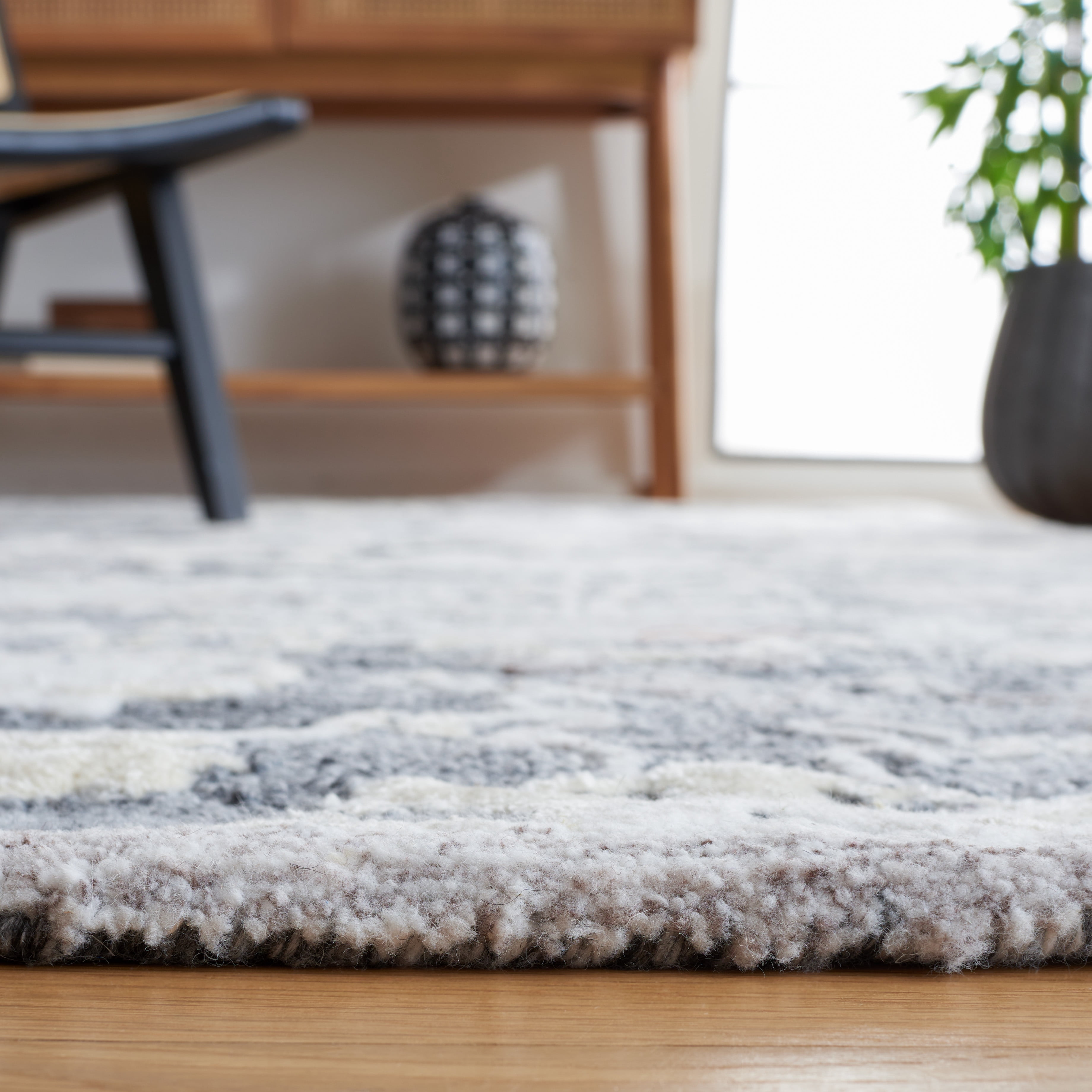 SAFAVIEH Glamour Quinten Floral Runner Rug, Grey/Ivory, 2'3" x 8'