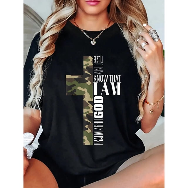 Playera de Mujer 100% Algodón con Estampado de Cruz en Camuflaje Verde y Versículo Bíblico "Estad Quietos y Sabed"