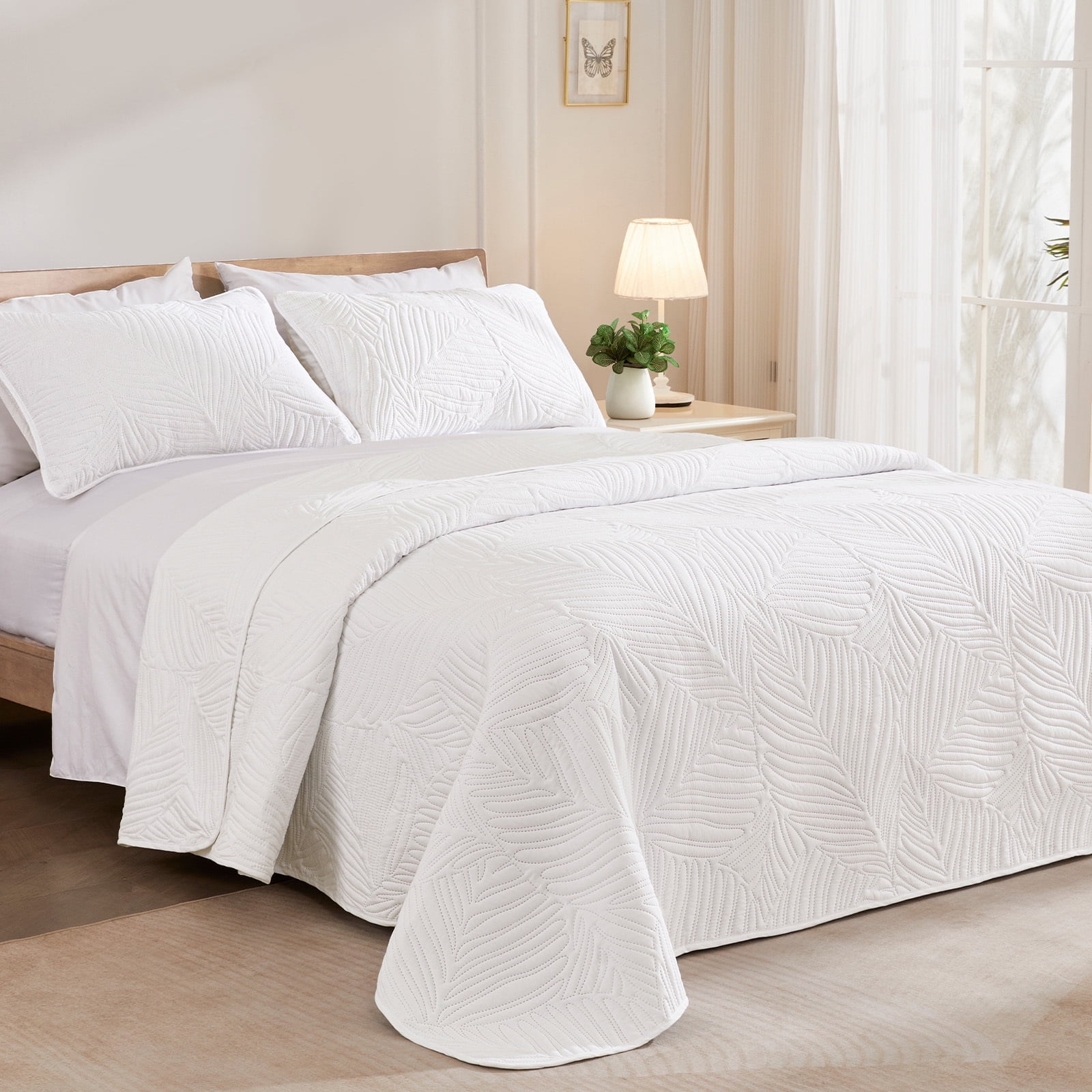 Exclusivo Mezcla Ultrasonic King Size Quilt Set White, 3 Pieces Lightweight Bedspread Leaf Pattern Bed Cover Soft Microfiber Coverlet Bedding Set for All Seasons