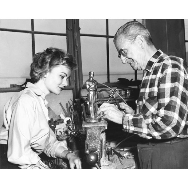 Actress Dodie Heath Watches Craftsmen Alex Smith Make An Academy Award Oscar At The Dodge Trophy Company In Los Angeles History Walmart Com Walmart Com
