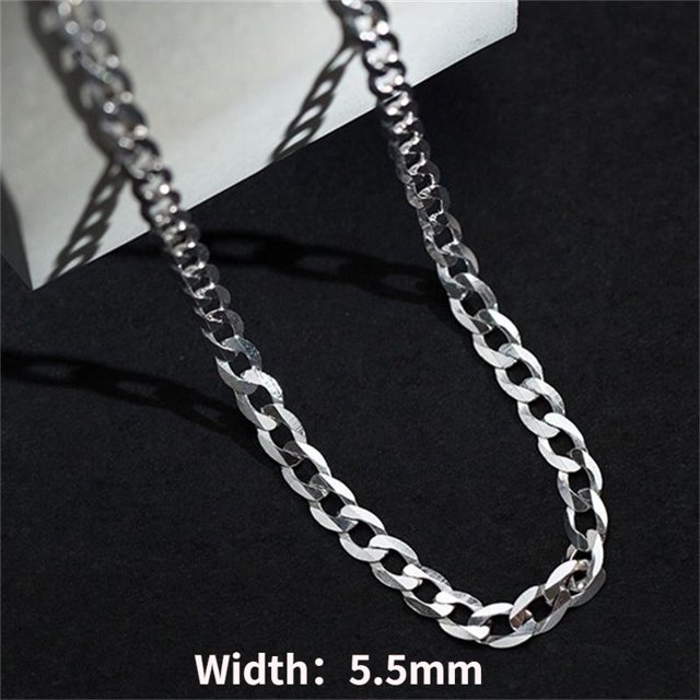 collar de plata de ley s925 simple moda para hombres cadena lateral cubana látigo gruesa de. Cadena cubana plateada de eslabones planos entrelazados, grosor 5.5 mm y largo aproximado 50 cm (20 pulgadas), cierre con sello 925 visible y acabado brillante sobre fondo oscuro con sombras; también adecuada como collar diario o accesorio de estilo urbano.