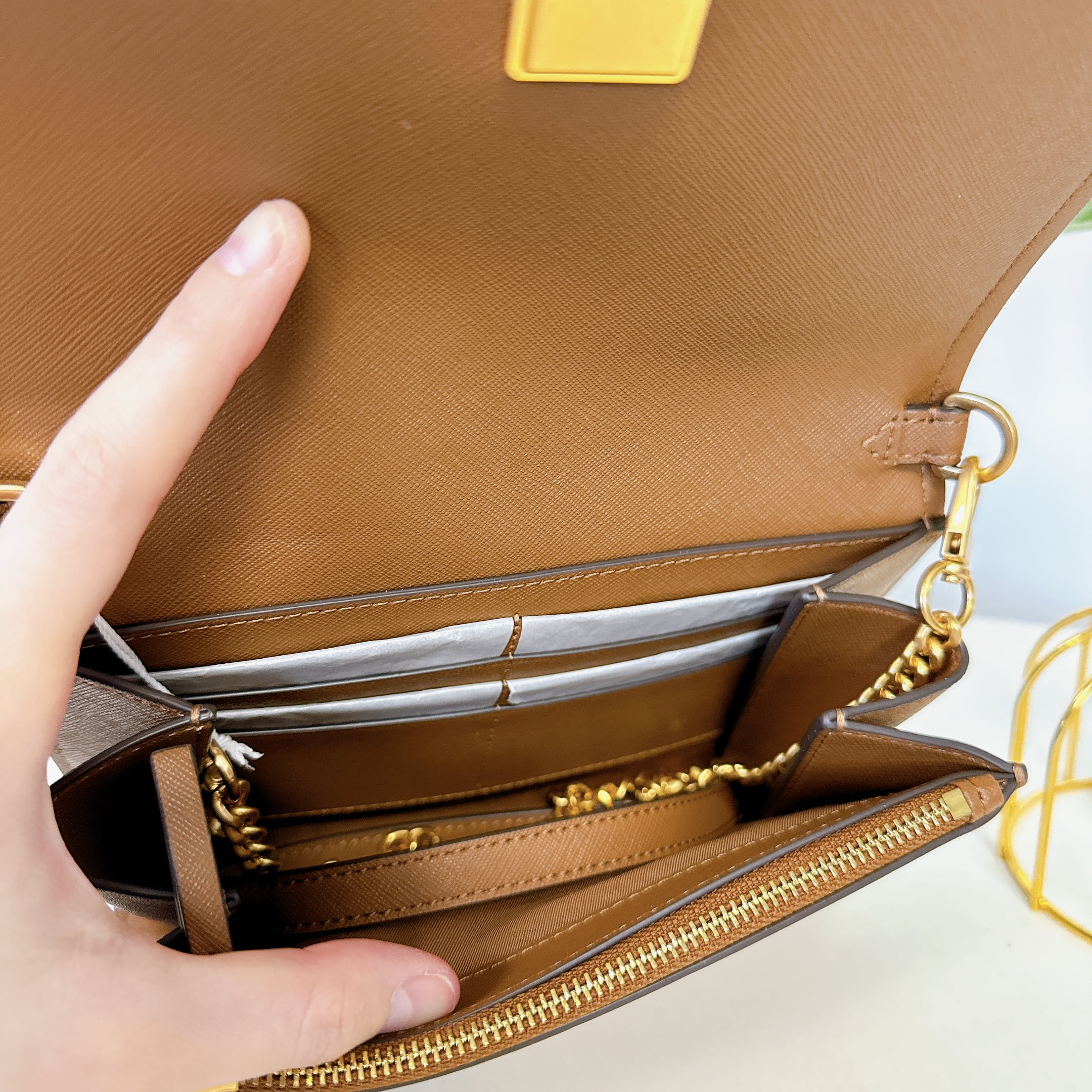ショルダーバッグ・ポシェット Tory Burch Emerson Raffia Chain Wallet 166009 Tory Burch Women's Emerson Saffiano Leather Chain Wallet