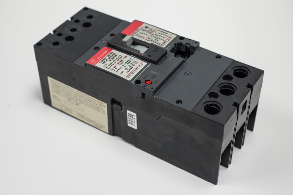 GENERAL ELECTRIC Circuit Breaker,250A,3P,600V,SnpInLug,SF SFLA36AT0250
