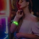 thumbnail image 5 of Fiudx Pulsera de Luz Led con Control de Voz, Diseño Intermitente, Pulsera Luminosa para Conciertos, Fiestas y Eventos Nocturnos, Fácil de Usar, Batería de Larga Duración, Se Adapta a Muñecas de Hasta, 5 of 7
