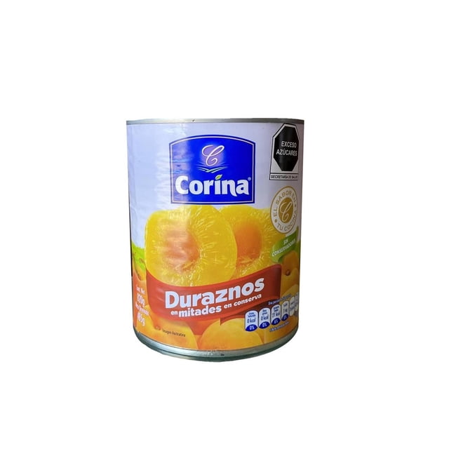 pack de 12 duraznos en almíbar corina mitades 820 gr lata con etiqueta frontal azul y blanca, marca Corina, vista centrada que muestra mitades de durazno amarillas en almíbar y texto 'Duraznos en mitades en conserva'; sello nutricional y advertencia de 'exceso azúcares' visibles. A menudo usado como topping para postres y yogur.
