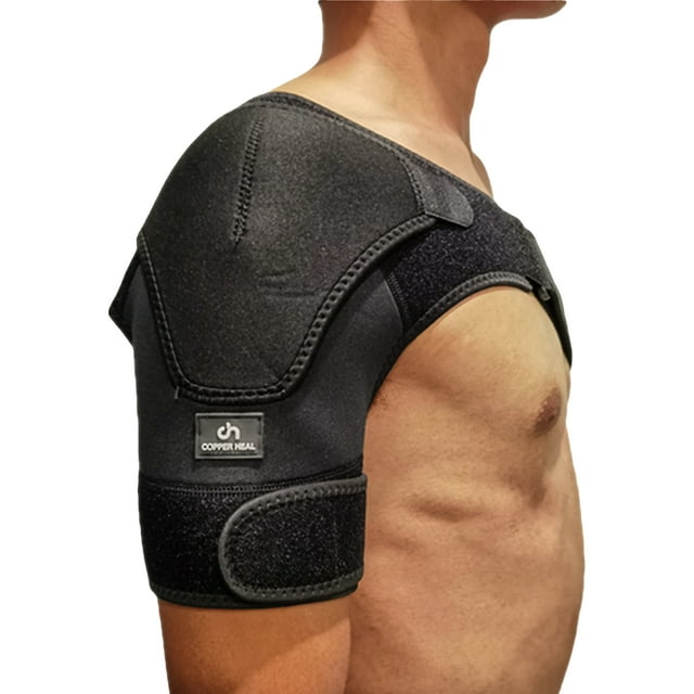 soporte de hombro copper heal manga de compresión ajustable copper heal shoulder brace mx negra, vista lateral 3/4 en modelo mostrando manga compresiva con cierre de velcro ancho, paneles reforzados y etiqueta con el logo Copper Heal; adecuada para uso diario y alivio del dolor y a menudo usada como soporte ortopédico para actividades cotidianas.
