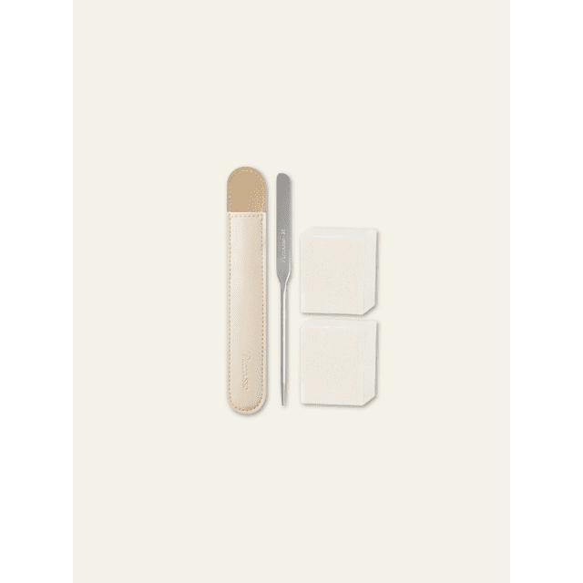 Piccasso x HamKyungSik Ensemble de 2 Éponges de Maquillage Comprenant une Spatule Métallique Élégante avec un Manche de Marque, Deux Éponges de Maquillage en Mousse Blanches et un Étui Protecteur beige. Cet Outil de Maquillage Professionnel, Conçu par l'Artiste Ham Kyung-sik, Est Idéal pour une application de Maquillage de base Lisse et Précise.