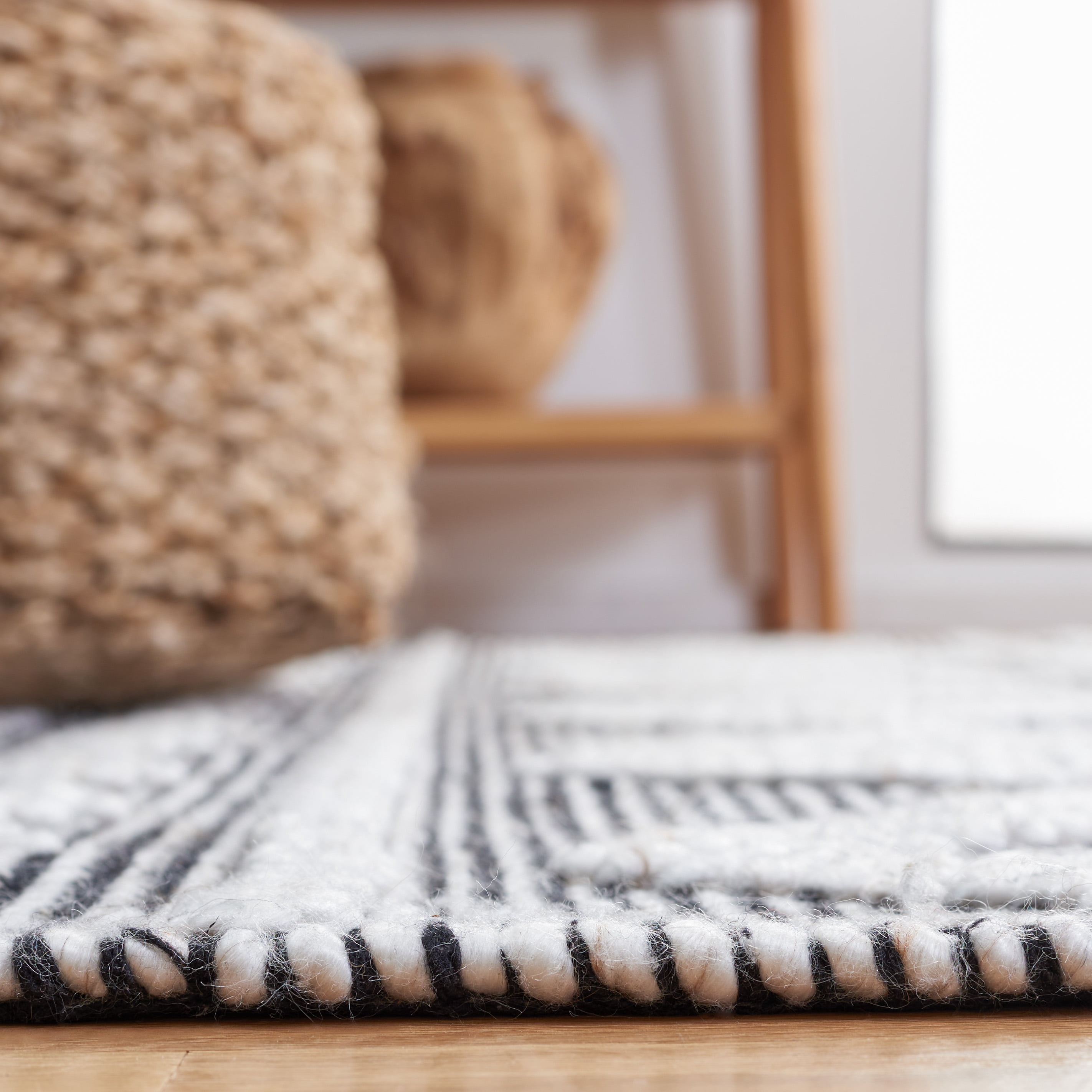 SAFAVIEH Natura Darell Southwestern Area Rug, Silver, 5' x 8'