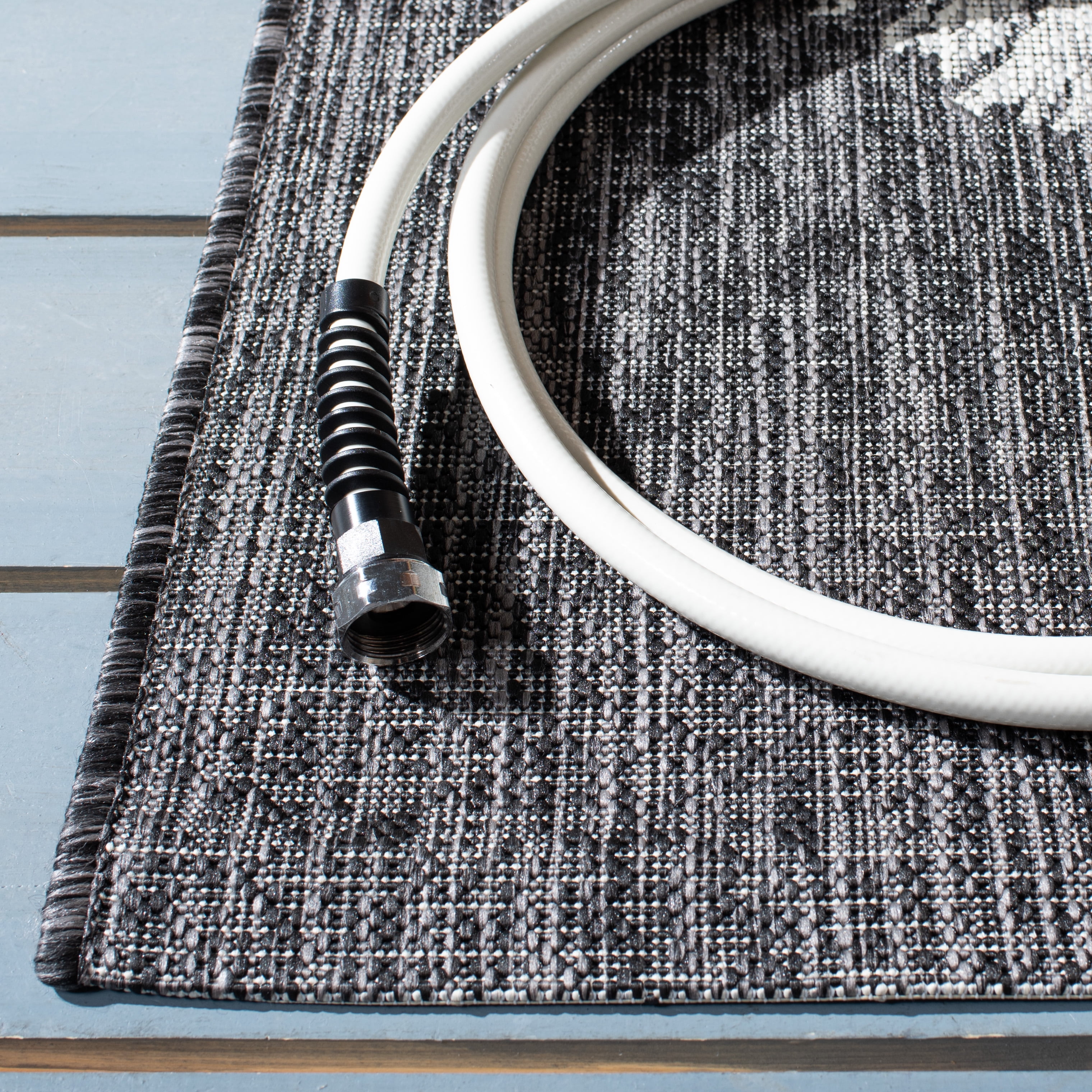 SAFAVIEH Courtyard Jaymz Radiant Indoor/Outdoor Area Rug, Grey/Black, 5'3" x 7'7"