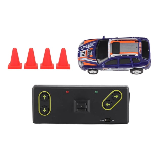 mini coche de carreras rc de 4 vías, escala 1:64, tamaño bolsillo, vehículo de control remoto para interiores y exteriores, para niños de 3 años o más — coche RC morado con detalles naranjas en vista 3/4 junto a cuatro conos naranjas y control remoto negro rectangular con botones direccionales; carcasa ABS y batería integrada 1.2 V 500 mAh, incluye 4 barricadas y manual; tamaño de bolsillo apto para llevar y también suele usarse como pieza de exhibición o colección en estantes pequeños.