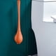 thumbnail image 4 of Monstrate Cepillo de baño colgante mango largo herramienta de limpieza de baño removedor baño doméstico TPR suministro de cepillos de Suministros de limpieza para el hogar naranja, 4 of 6