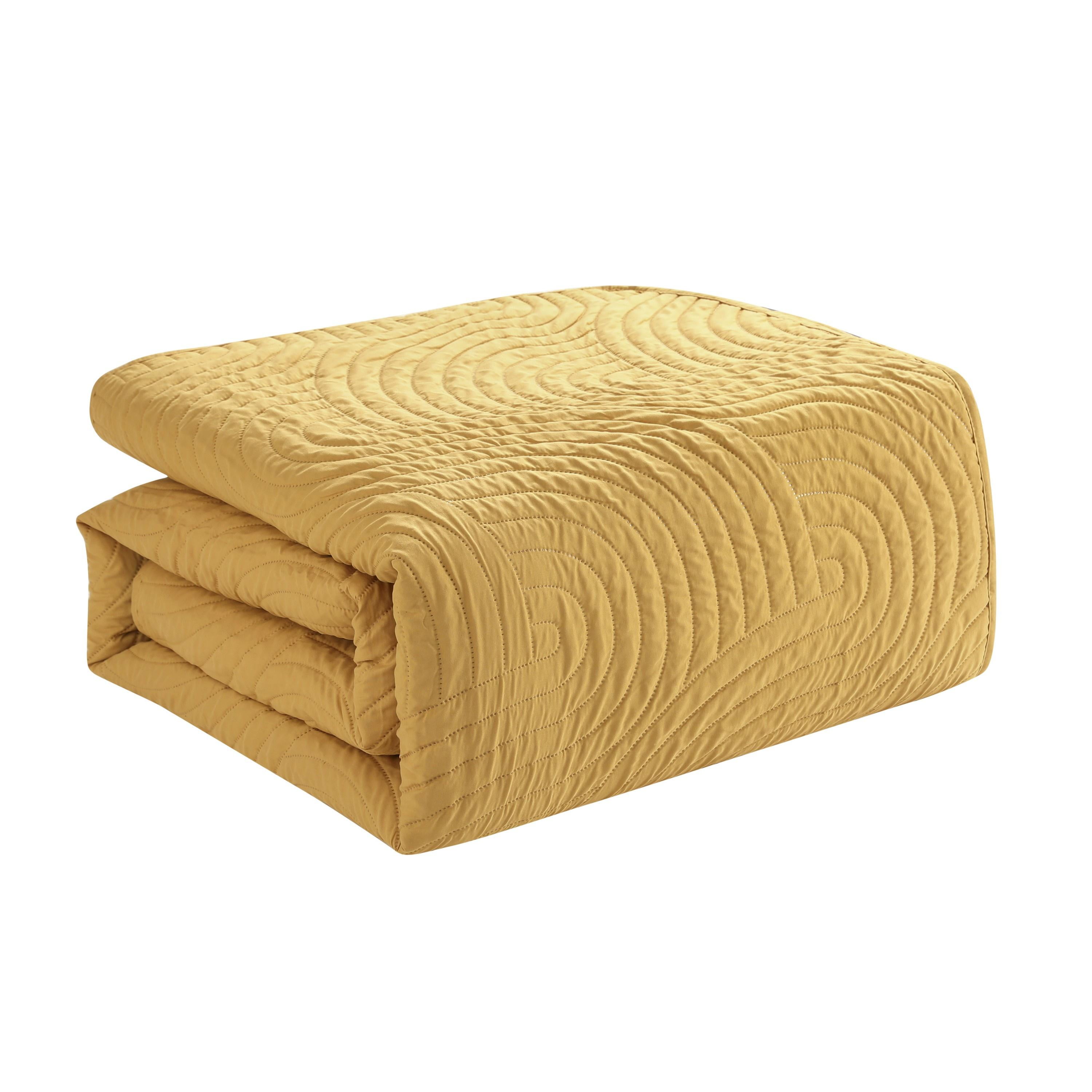 VCNY Home Sands 3-Piece Gold Textured Curve Striped Pinsonic Quilt Set, Full/Queen, Adult, Unisex