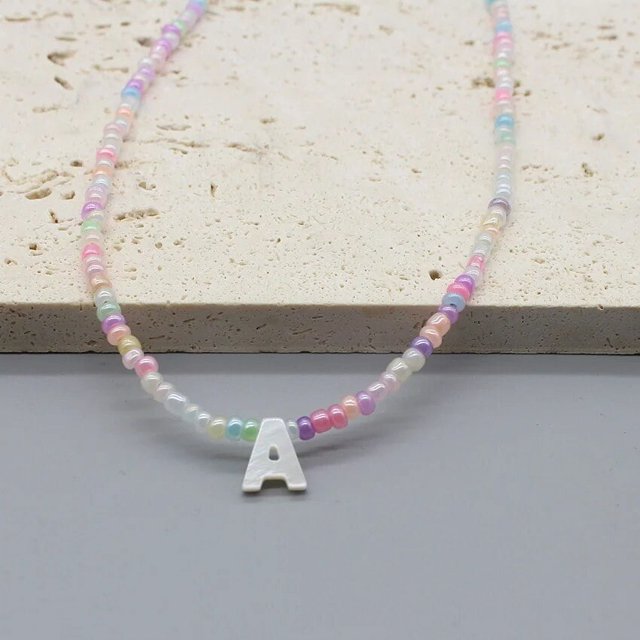 Gargantilla de cuentas de semillas para mujer, Collar con colgante colorido hecho a mano, 26 letras de concha, corazón, joyería Bohemia, regalo