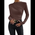 thumbnail image 2 of Camiseta Informal de Larga con Cuello Alto y Fruncido para Mujer, Corte Entallado y Color Liso Color Café L, 2 of 7