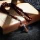 thumbnail image 3 of Collar de rosario de madera de olivo Rosario católico Cruz de cuentas de madera Rosario hecho a mano Cadena de madera Collar de cruz de madera de olivo con bolsa de franela para hombres y mujeres, 3 of 5