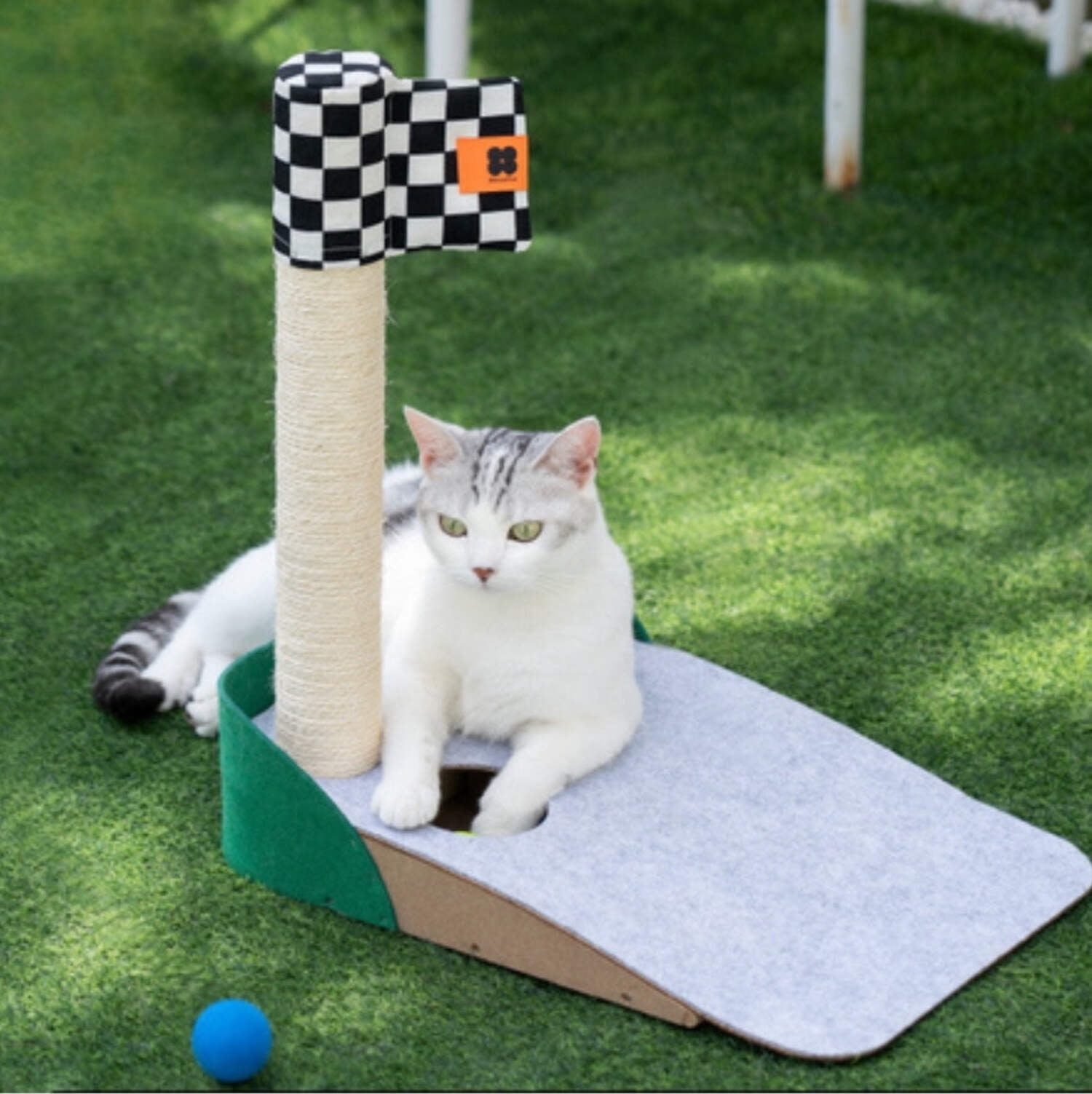 Elassy Golf Themed Putting Green Cat Tree with Scratching Post, 18 Degree Slope, 3 Colorful Balls  Hole in ONE Game, Fun Golf Gifts