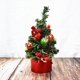 thumbnail image 4 of Mini adorno de árbol de Navidad de 7,9 pulgadas - Pequeño árbol de plástico rojo y morado para decoración de escritorio, salón y dormitorio, 4 of 6