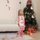 thumbnail image 4 of Conjunto de pijama de dos piezas con estampado de retazos de rayas rojas y blancas y traje familiar con muñeco de nieve y ciervo navideño, 4 of 5