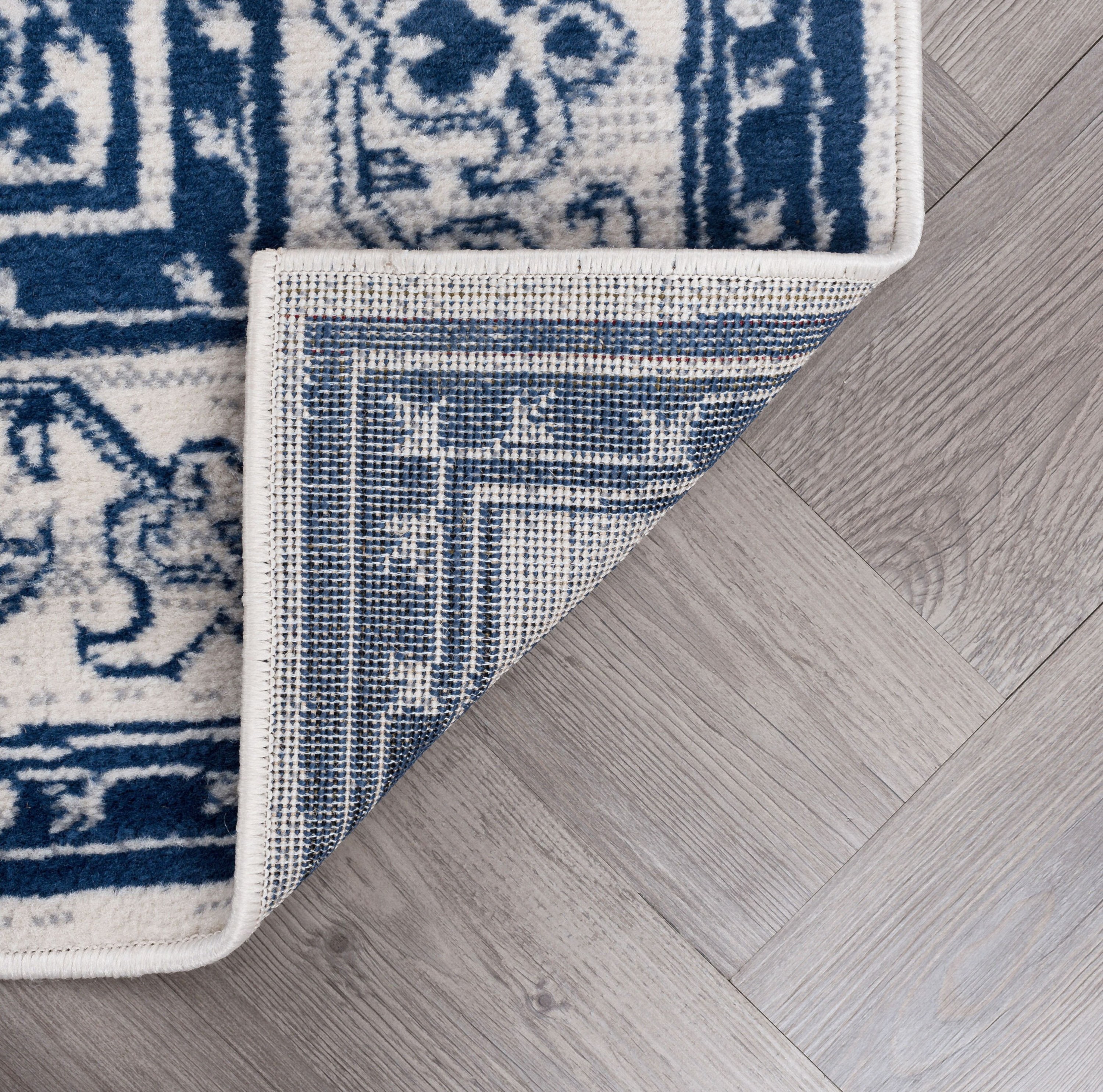 Madison Traditional 5' x 7' Navy and Cream Polypropylene Indoor Area Rug