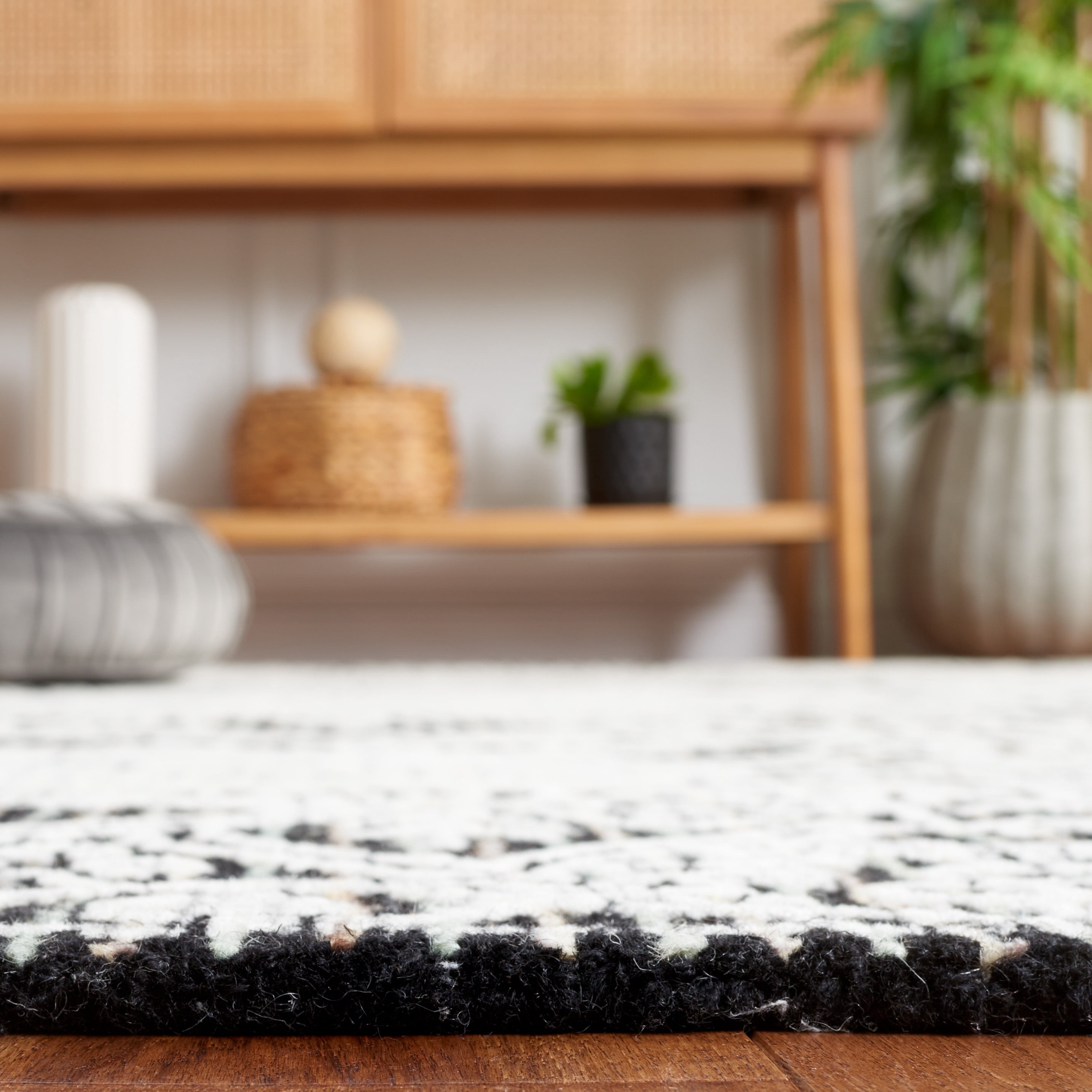 SAFAVIEH Ebony Adair Floral Area Rug, Black/Ivory, 8' x 10'