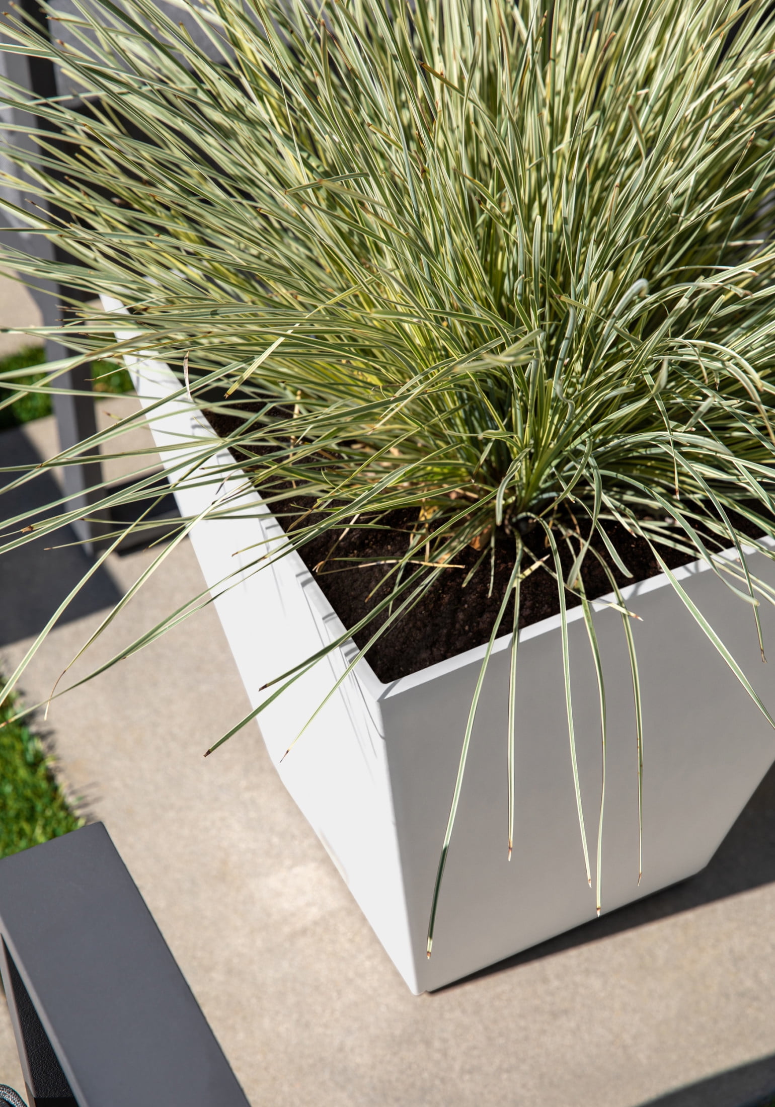 Veradek Pure Series Nobleton 18" Plastic Planter 2-Pack White