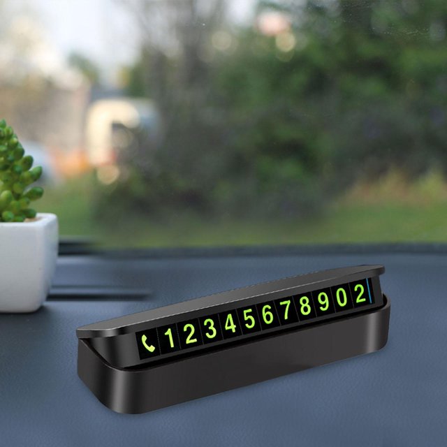 placa de número de teléfono del automóvil compacto negro con fila de dígitos luminosos verdes y icono de teléfono; vista frontal sobre tablero, 12 x 3.6 x 1.7 cm, mecanismo manual para ocultar y mostrar números, adhesivo sin dejar marcas, adecuada para sedanes y SUVs.