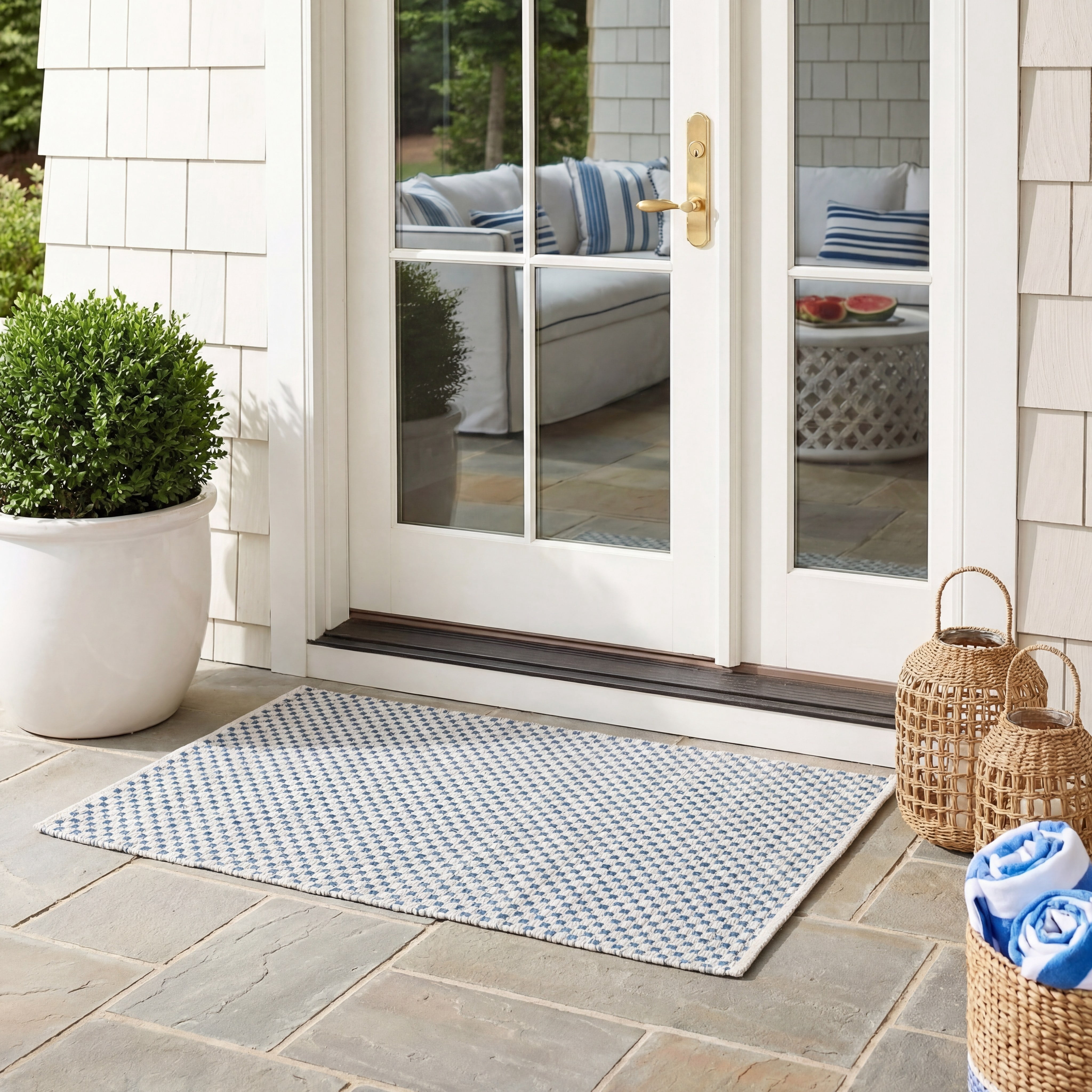 Safavieh Courtyard Finnian Solid Indoor/Outdoor Area Rug, Gray/Navy, 2'7" x 5'