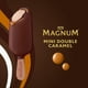 Barre de Crème Glacée Mini Double Caramel Magnum  faite avec des gousses de vanille et du chocolat belge non sucré 55 ml 4 pack Barre de Crème Glacée – image 3 sur 7