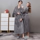thumbnail image 2 of Bata de baño de franela holgada de gran tamaño con tecnología de costura para parejas, bata de baño de vellón coral para hombres y mujeres, otoño e invierno, 2 of 6