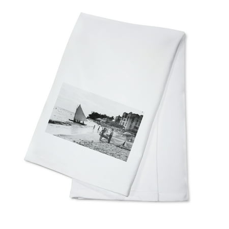 

Waikiki Beach and Boats Honolulu Hawaii Photograph (100% Cotton Tea Towel Decorative Hand Towel Kitchen and Home)